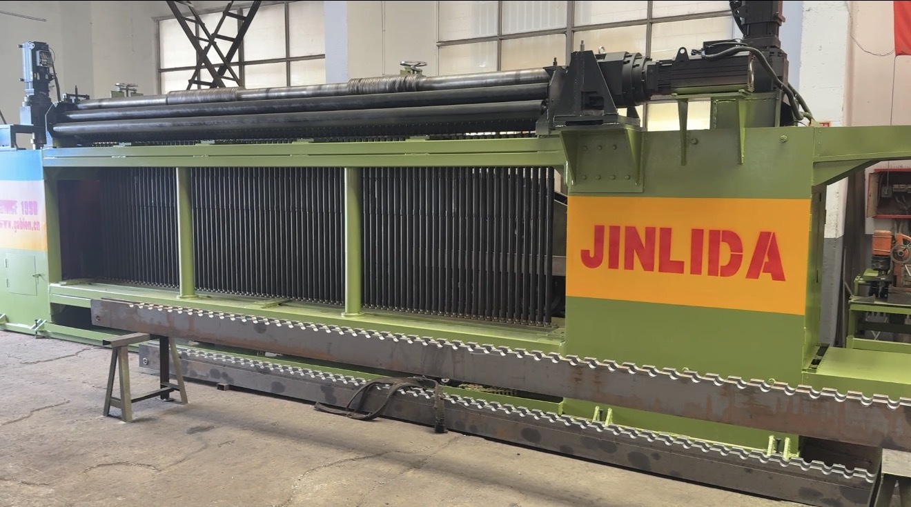 最新の企業ブログについて JINLIDA 5300mm CNC ガビオンメッシュマシン | 河川保護、斜面安定化のための高速自動ガビオン製造装置
