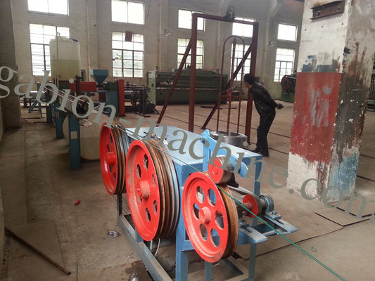 購入 熱い電流を通された鉄ワイヤー ポリ塩化ビニールは六角形ワイヤー網4kwのための機械に塗りました オンライン製造