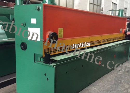 購入 4300mm 自動ワイヤー網の Gabion の網の打抜き機、最高の直径 4.0mm オンライン製造