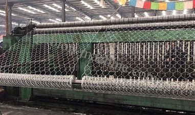 購入 3十字が付いている熱い浸された電流を通されたGabion箱機械80x100網 オンライン製造